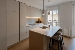 Cocinas minimalistas en Madrid: reformas funcionales para viviendas actuales